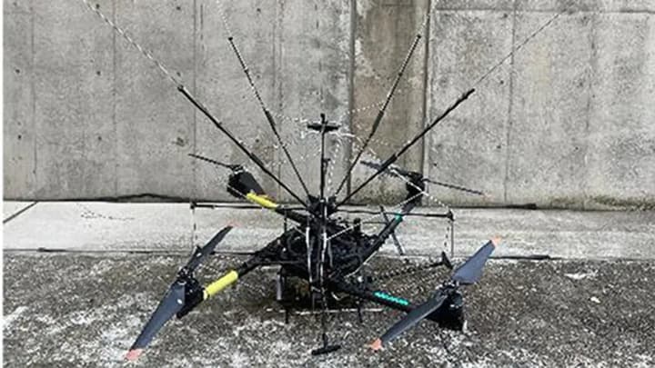 yaponski-vcheni-pryborkaly-blyskavku-ziavyvsia-pershyi-u-sviti-dron-zdatnyi-perespriamovuvaty-hromovytsi