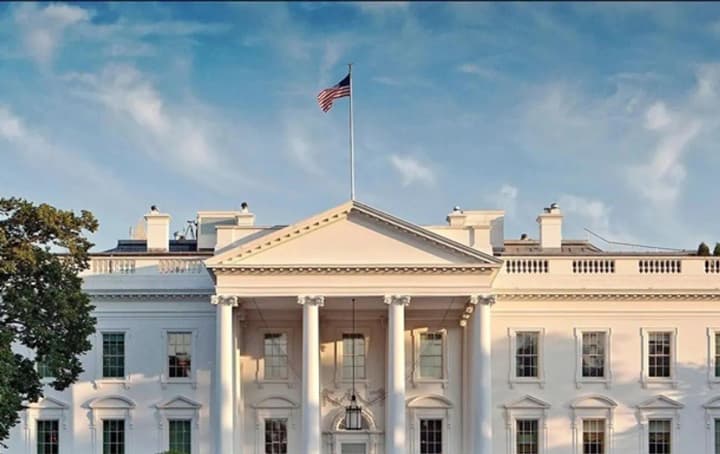 nakazav-pryspustyty-amerykanskyi-prapor-u-bilomu-domi-reaktsiia-trampa-na-smert-papy-rymskoho