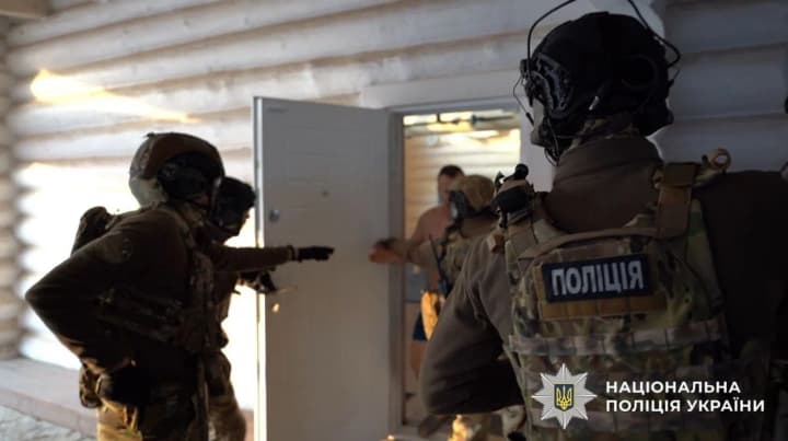 zlochynna-hrupa-oshukala-latviitsiv-na-6-mln-hrn-cherez-feikovi-kryptovaliutni-investytsii-orhanizatoriv-zatrymano