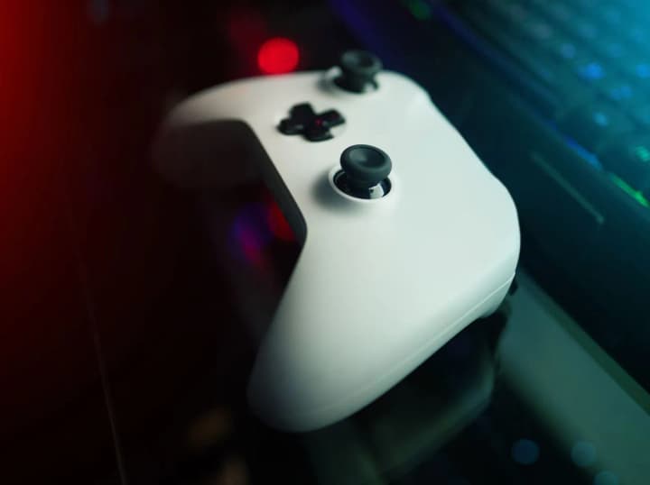 syn-trampa-spilkuietsia-z-pryiateliamy-po-universytetu-cherez-xbox-a-ne-rozdaie-svii-nomer-zmi