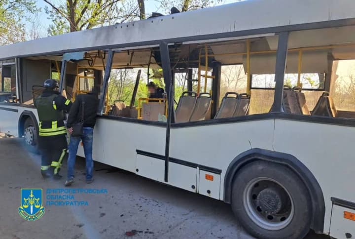 udar-rf-dronom-po-avtobusu-v-marhantsi-prokuratura-pochala-rozsliduvannia-ohp