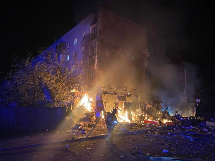 ataka-rosiian-po-ukraini-24-kvitnia-na-kyivshchyni-pid-udar-potrapyv-zhytlovyi-budynok