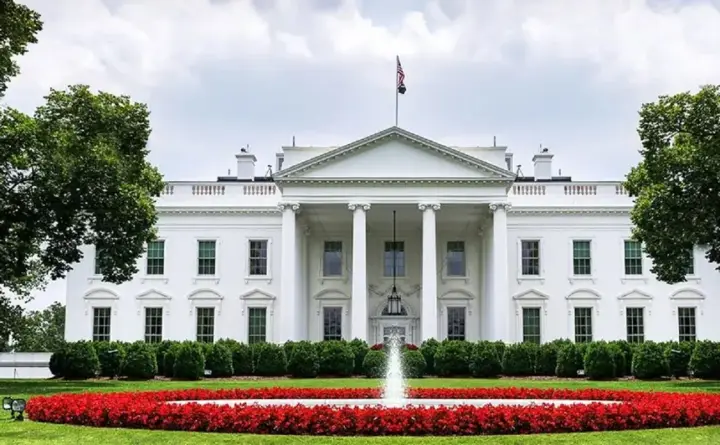 bilyi-dim-vidnovyt-ekskursii-z-onovlenym-marshrutom-pislia-budivnytstva-balnoho-zalu-trampa