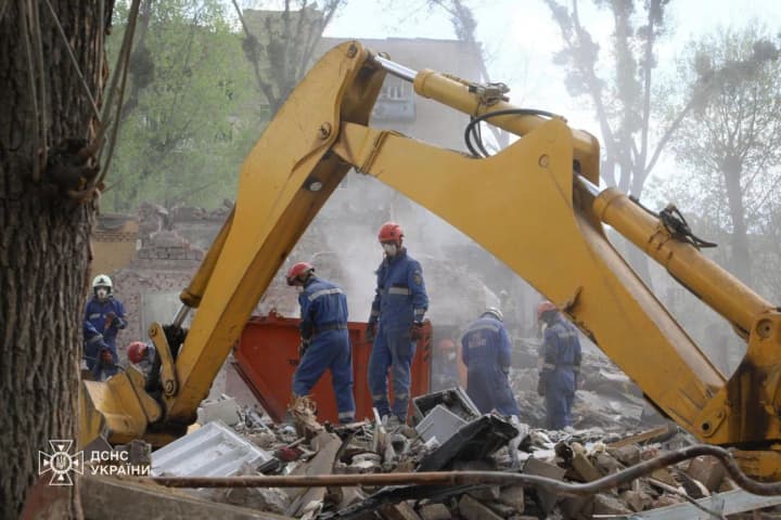 people-may-still-be-under-the-rubble-the-ses-reported-that-the-rescue-operation-in-kyiv-is-ongoing