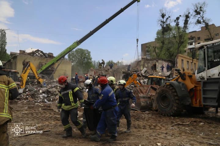 riatuvalnyky-distaly-z-pid-zavaliv-tilo-27-richnoi-divchyny-u-kyievi-kilkist-zhertv-zrosla-do-deviaty