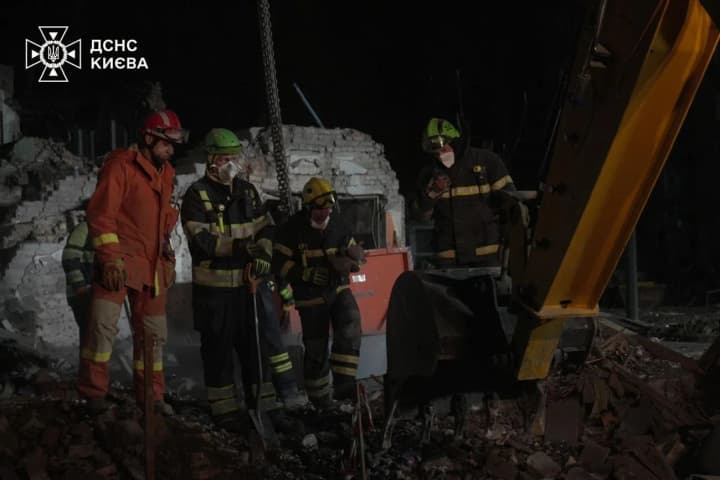 u-kyievi-tryvaiut-riatuvalni-roboty-na-mistsi-raketnoho-udaru-detali