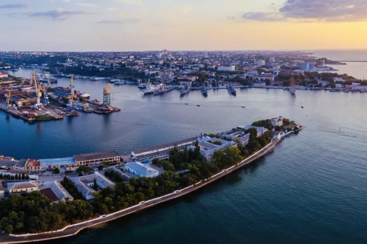 u-krymu-povidomliaiut-pro-masovanu-ataku-bpla-vybukhy-chuly-v-yevpatorii-yalti-ta-sakakh