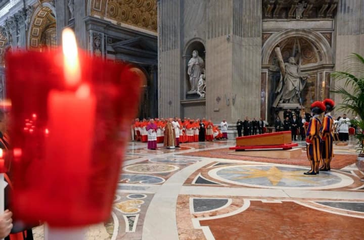 zasudzhenyi-kardynal-khoche-holosuvaty-za-novoho-papu-na-konklavi-braty-prelaty-povynni-vyrishyty