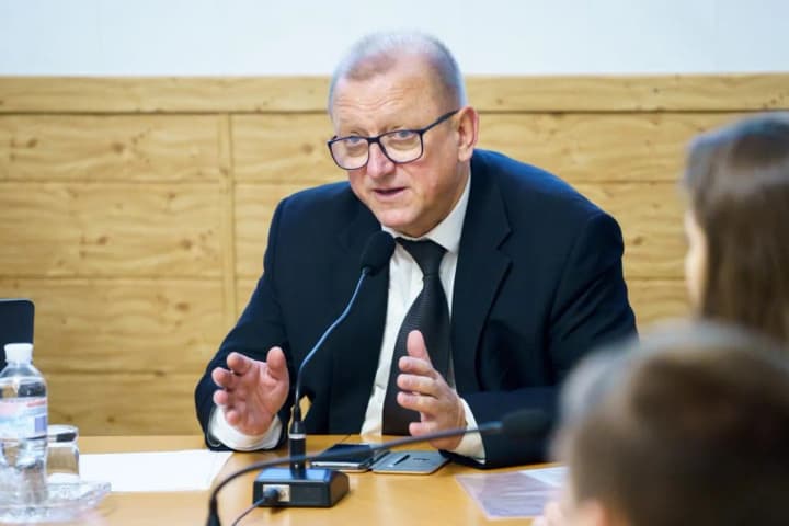 u-kyievi-provely-kuluarnu-natsionalnu-konsultatsiiu-z-pytan-dostupnosti-likiv-dumku-nezghodnykh-ne-vrakhuvaly