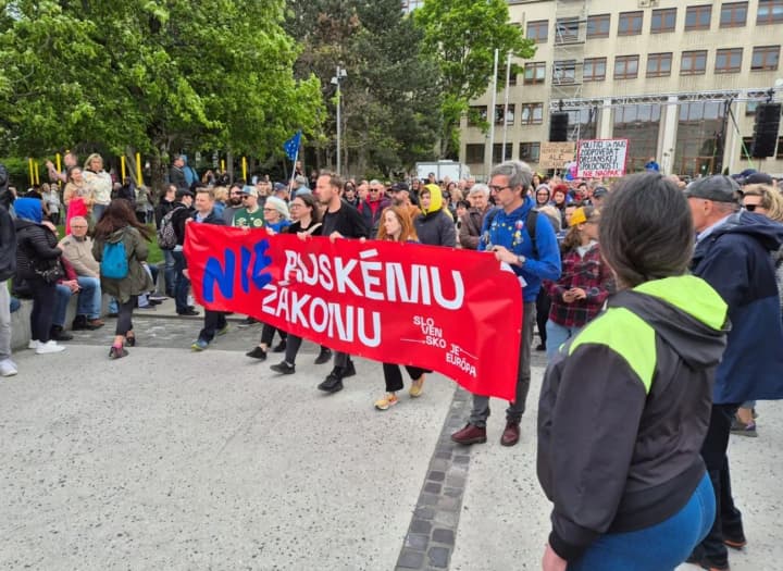 slovaky-protestuiut-proty-zakonu-pro-neuriadovi-orhanizatsii-zaklykaiuchy-prezydenta-ne-pidpysuvaty