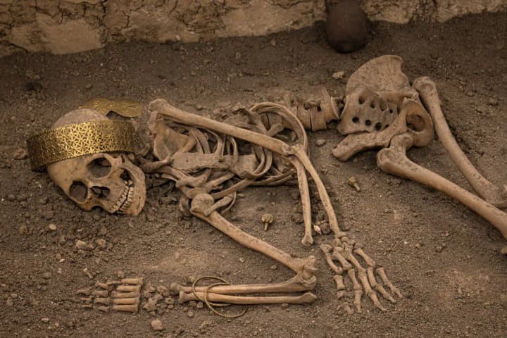 archaeologists-have-unearthed-an-elite-female-tomb-dating-back-5000-years-on-the-coast-of-peru