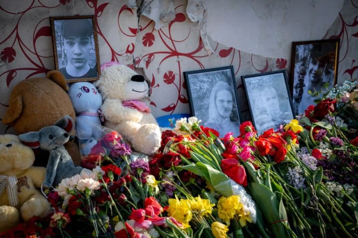 zelenskyy-together-with-diplomats-honored-the-memory-of-the-victims-of-the-russian-attack-on-kyiv