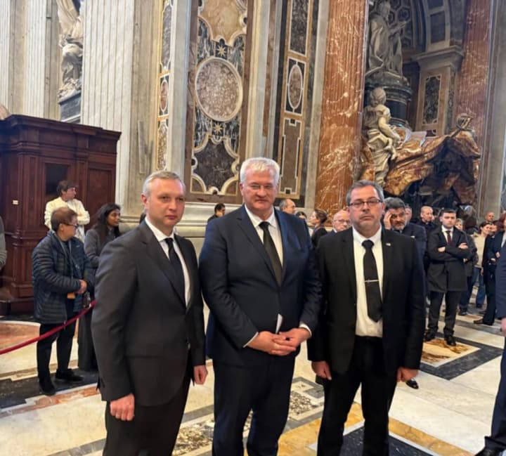 sibiga-pochtil-papu-frantsiska-v-vatikane-ukrainskaya-delegatsiya-primet-uchastie-v-pominalnoi-messe