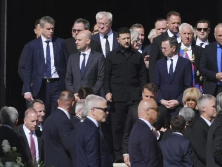 pokhoron-papy-frantsyska-tramp-i-zelenskyi-maiut-mistsia-u-pershomu-riadu