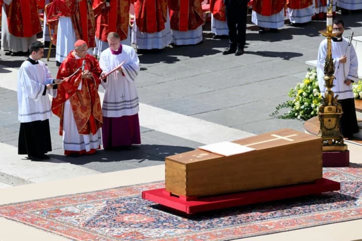 the-funeral-mass-for-the-pope-has-ended-in-the-vatican