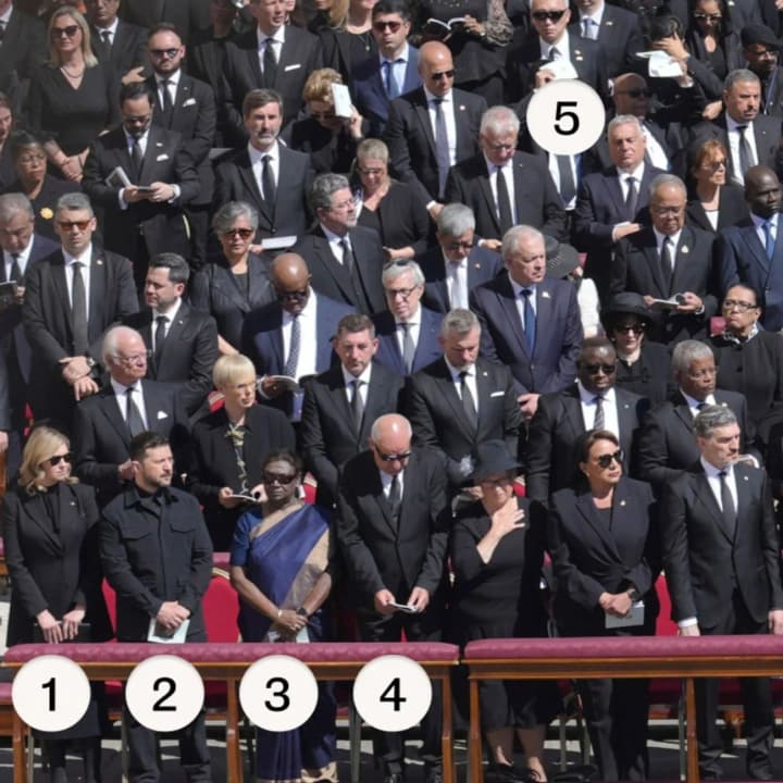 bilia-makrona-i-trampa-vatykan-zminyv-protokol-shchob-zelenskyi-sydiv-u-pershomu-riadu-na-pokhoroni-papy