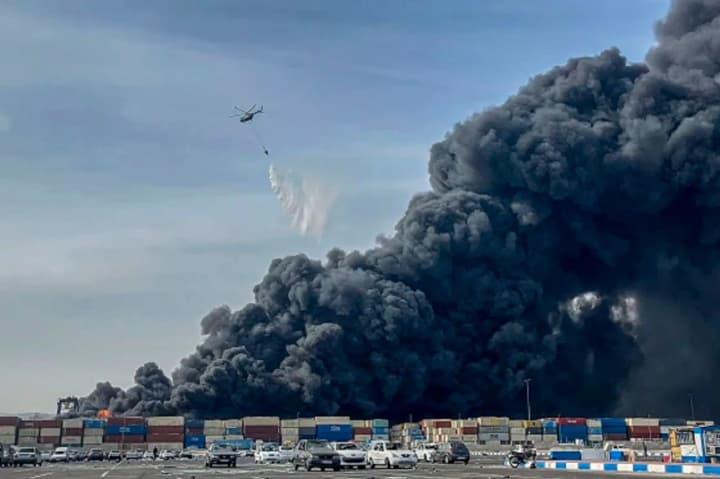 vybukh-v-iranskomu-portu-bandar-abbas-zahynulo-vzhe-40-liudei-poraneno-ponad-1000