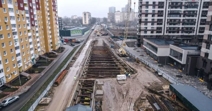 a-water-pipe-burst-at-the-metro-construction-site-in-vynohradar-avtostrada