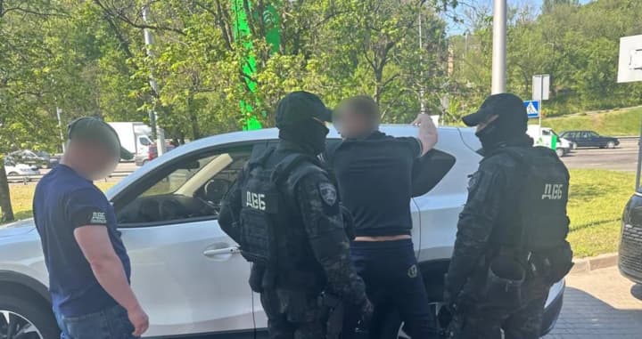 prodavav-feikovi-posvidchennia-hur-za-5000-dolariv-ssha-na-kyivshchyni-zatrymaly-cholovika