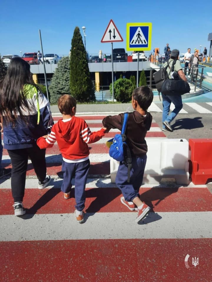 held-in-a-camp-for-six-years-the-ministry-of-foreign-affairs-and-the-defence-intelligence-of-ukraine-evacuated-a-ukrainian-woman-and-her-two-children-from-syria