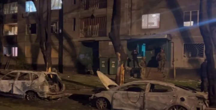 masshtabna-dronova-ataka-po-kharkovu-ziavylysia-kadry-naslidkiv-udaru