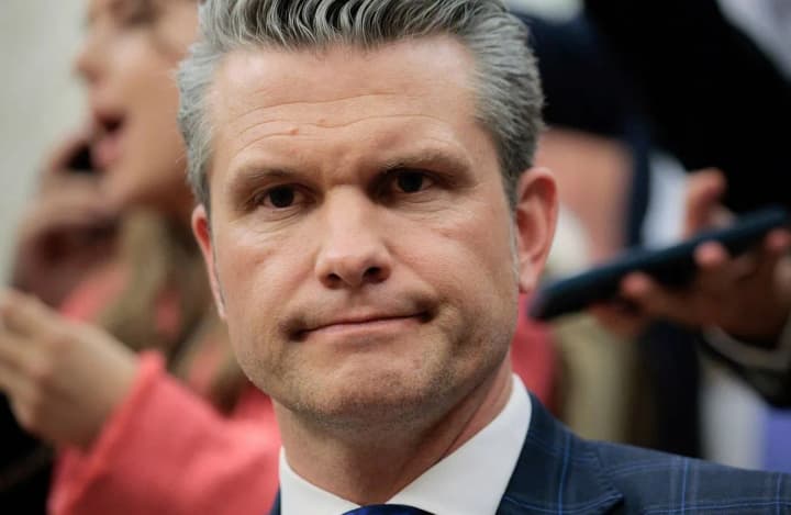 tramp-pozhartuvav-nad-hehsetom-naimensh-superechlyvyi-uriadovets-u-bilomu-domi