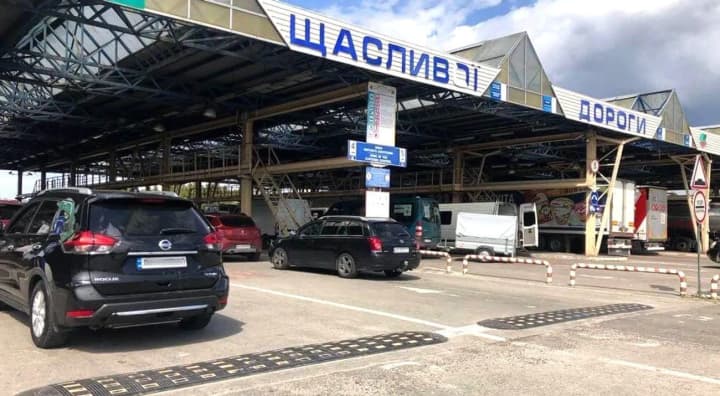 na-kordoni-z-polshcheiu-u-punkti-propusku-korchova-krakivets-obmezhat-rukh-shcho-vidomo