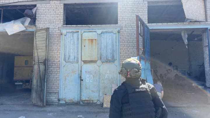 aviaudar-po-konstantinovke-okkupanti-povredili-predpriyatie-i-avtomobili