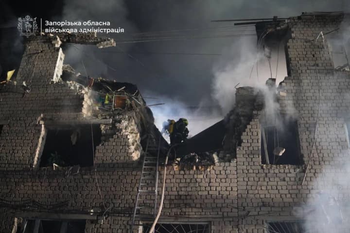 in-zaporizhzhia-rescuers-pulled-a-man-from-under-the-rubble-after-the-shelling-the-number-of-injured-has-increased