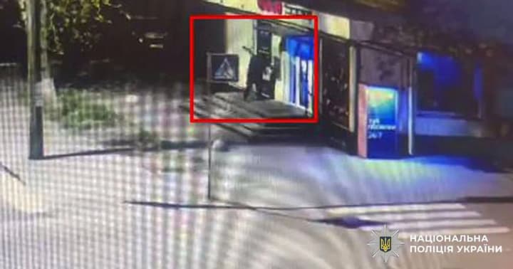 u-kyievi-cholovik-roztroshchyv-bankomat-cherez-vidsutnist-hroshei-na-rakhunku-politsiia