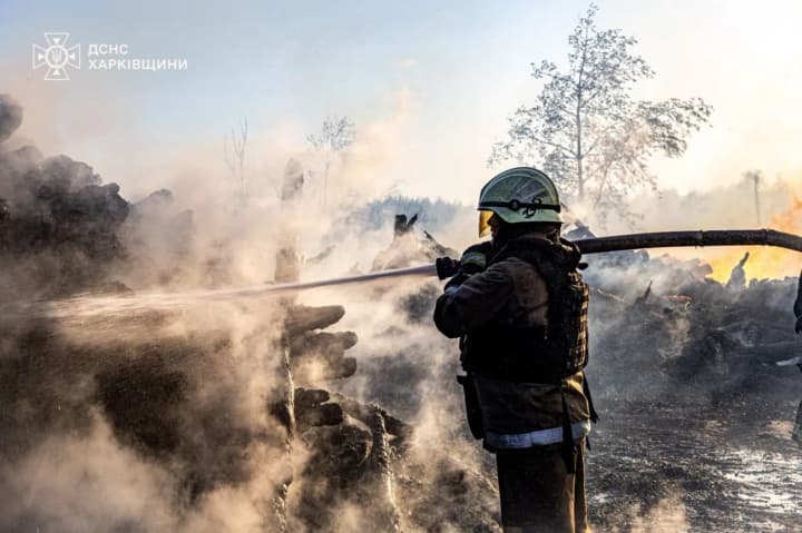 ammunition-is-detonating-fire-has-spread-to-houses-85-hectares-are-already-burning-in-kharkiv-region
