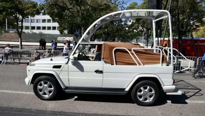 papamobil-pereoboruduyut-v-detskuyu-kliniku-v-gaze