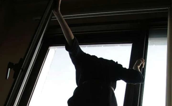 v-stolitse-pogibla-devushka-prignuv-s-13-go-etazha