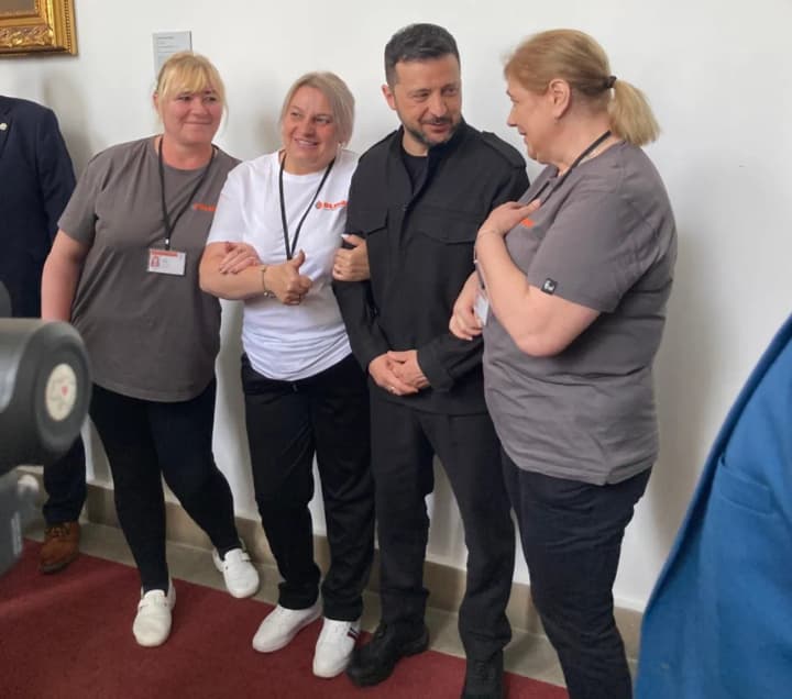 they-joked-and-then-they-cried-zelenskyy-in-the-czech-republic-took-a-photo-with-ukrainian-women-working-in-cleaning