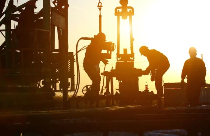 tsiny-na-naftu-stabilni-na-tli-uvahy-do-atak-na-rosiiski-naftovi-aktyvy-ta-myrnykh-perehovoriv