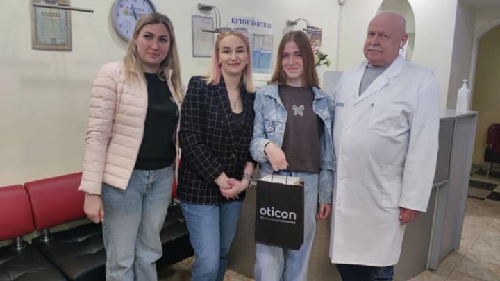 vozmozhnost-uslishat-mir-17-letnyaya-tamila-iz-dnepra-poluchila-slukhovie-apparati-blagodarya-birzhe-blagotvoritelnosti-dobrodii