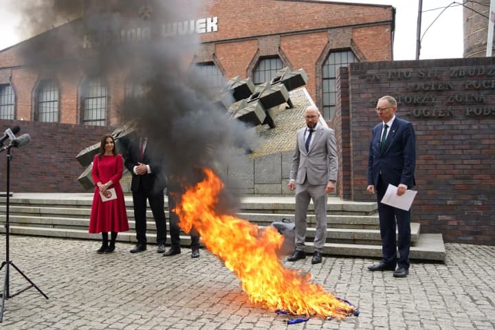 ultrapravyi-kandydat-u-prezydenty-polshchi-vyter-nohy-ob-prapor-yes-ta-spalyv-yoho