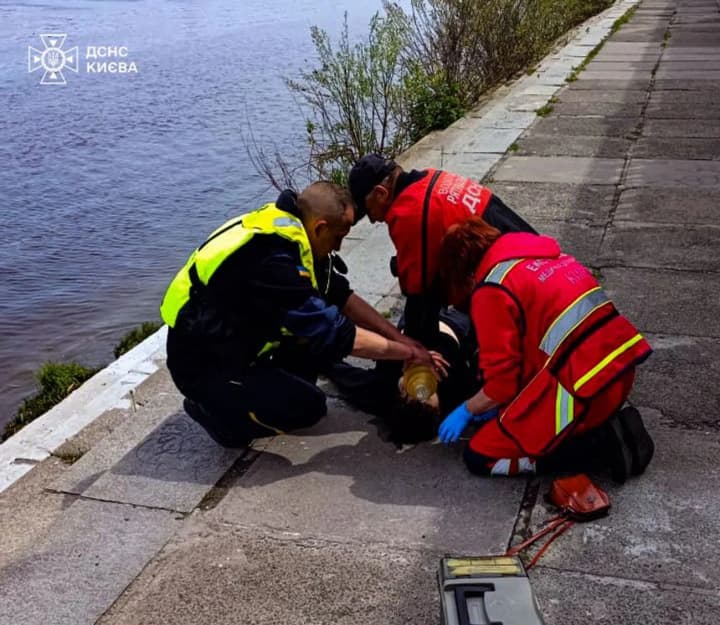 in-kyiv-a-woman-fell-into-the-dnipro-river-from-the-pedestrian-bridge-it-was-not-possible-to-save-her