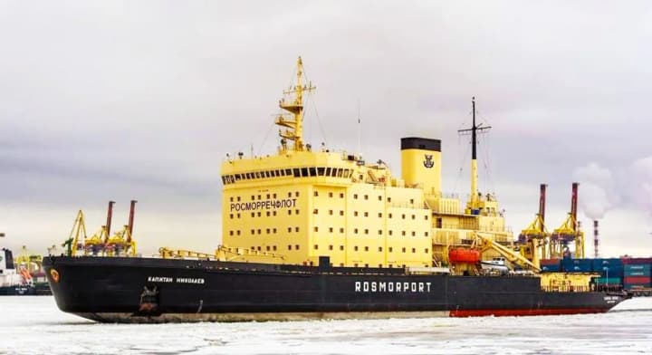 v-portu-sankt-peterburha-kryholam-seriozno-poshkodyv-inshe-sudno-pid-chas-festyvaliu