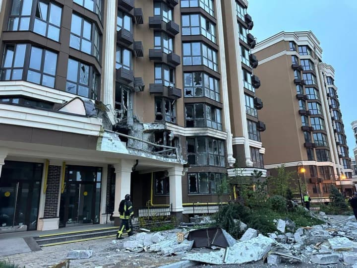 in-kyiv-region-a-uav-hit-a-multi-story-building-a-fire-broke-out-more-than-10-cars-were-damaged