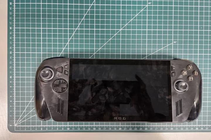 microsoft-ta-asus-rozrobliaiut-portatyvnu-ihrovu-konsol-xbox-u-merezhu-zlyly-pershi-foto