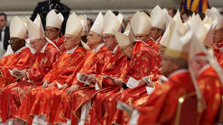 vsi-het-u-rymi-ofitsiino-rozpochavsia-konklav-na-yakomu-kardynaly-oberut-novoho-papu-rymskoho