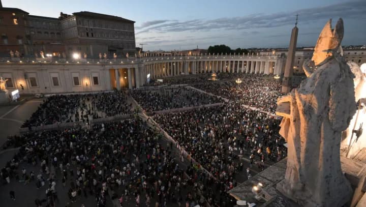 nad-sykstynskoiu-kapeloiu-pomityly-bilyi-dym-prote-papu-ne-obrano-shcho-vidbuvaietsia