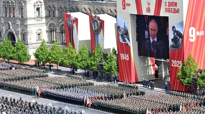 the-parade-in-moscow-is-over-putin-was-next-to-xi-jinping-but-then-spoke-with-the-dprk-military
