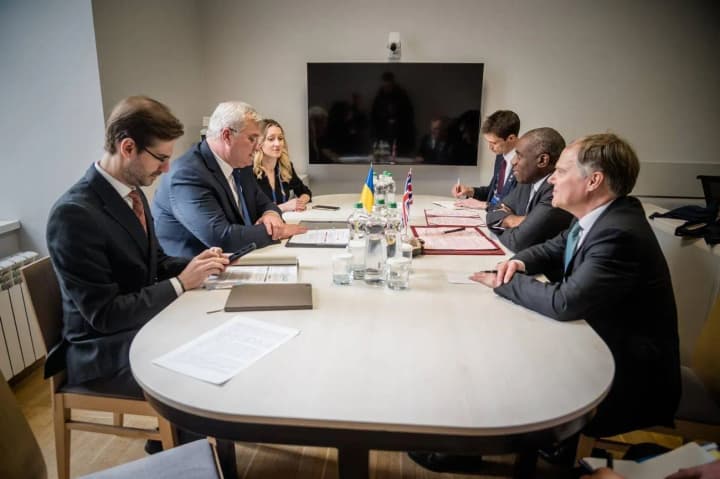 sosredotochilis-na-dalneishikh-diplomaticheskikh-usiliyakh-dlya-dlitelnogo-mira-sibiga-vo-lvove-vstretilsya-s-glavoi-mid-britanii