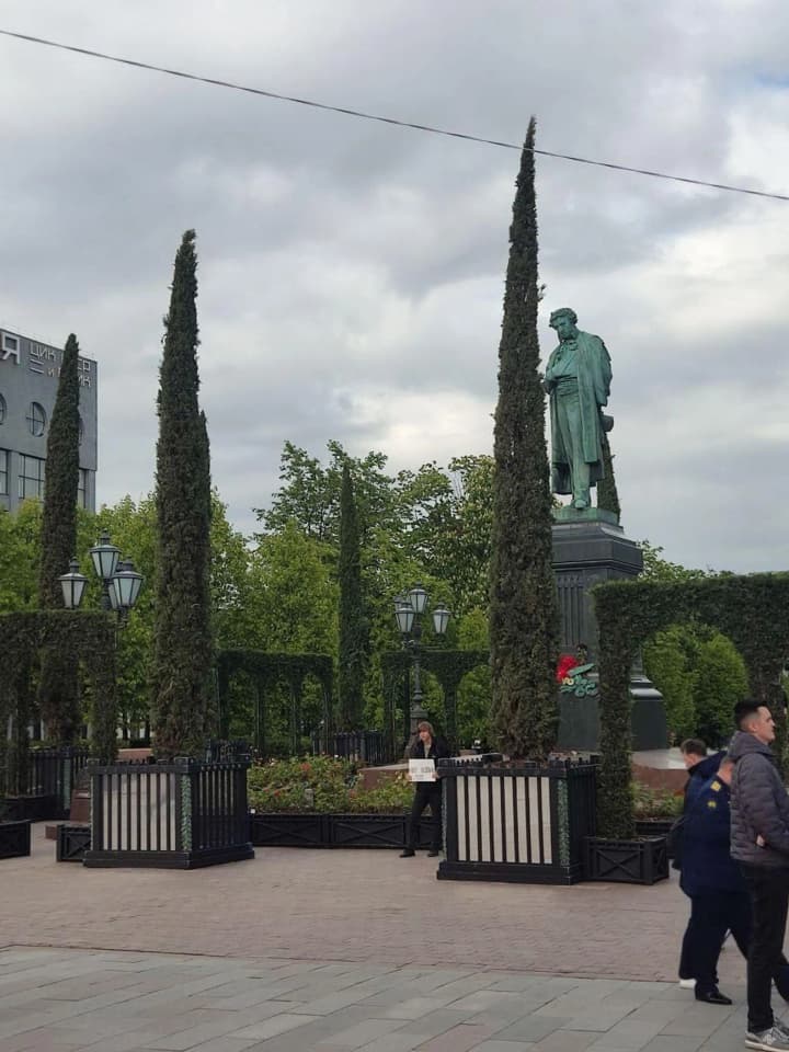 in-moscow-a-lone-picket-protester-with-a-banner-no-to-war-was-detained