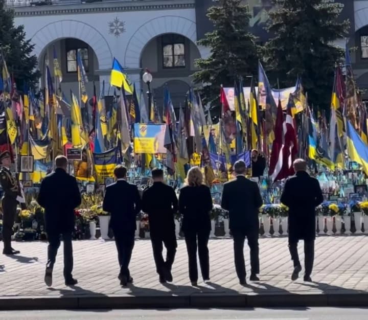 lidery-koalitsii-okhochykh-razom-iz-zelenskym-vshanuvaly-pamiat-zahyblykh-heroiv-u-kyievi