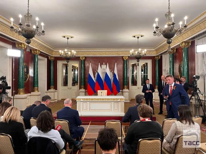 russian-and-foreign-journalists-gathered-in-the-kremlin-awaiting-putins-press-conference