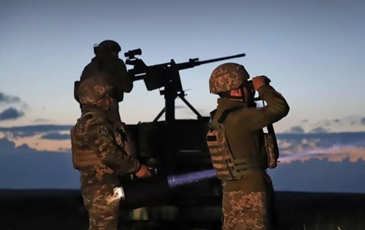 explosions-heard-in-kyiv-enemy-attacks-with-drones-air-defense-is-working