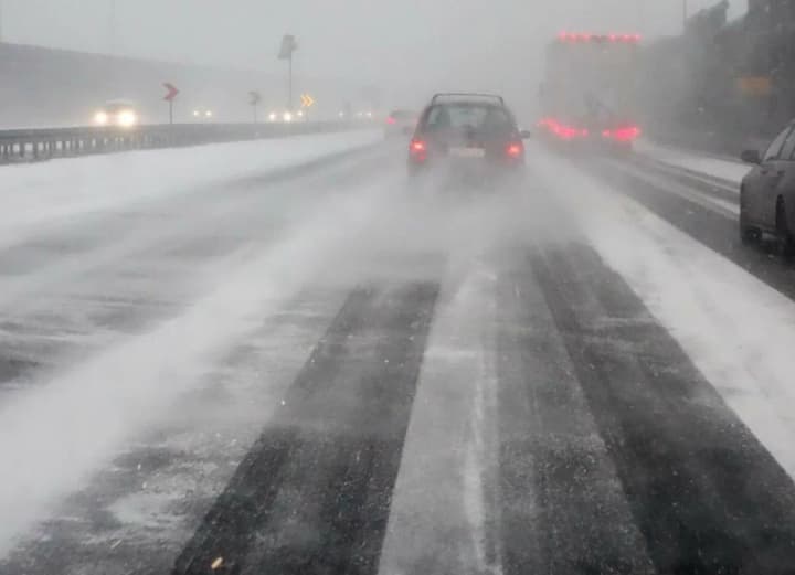 snih-u-travni-na-dorozi-do-bukovelia-snizhyt-vodiiam-radiat-buty-oberezhnymy